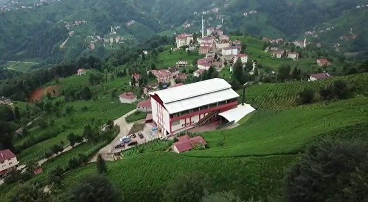 Çalışacak kişi noktasında bazı sorunlar yaşadıklarını belirten Sönmez, "Gençlerimizin en büyük problemi iş beğenmeme. Fabrikamızda genellikle genç arkadaşlarımızı çalıştırıyoruz. Evlerinin hemen önündeki bir işin onlara ne kadar değerli olduğunu anlara aktarmaya çalışıyorum. Amacımız köyümüzde iş istihdamı sağlamak. Kırsaldan büyük şehirlere göçü engelleme noktasında bizimde bir katkımız olsun istiyoruz. Fabrikamız son teknoloji, el değemeden çay üretilen bir tesis. Biz burada bir aile ortamında çalışıyoruz. Çalışanlarımız 3 bin 500 ile 5 bin TL maaş veriyoruz. İş bölümlerine göre maaşları değişiyor" dedi.<br><br>