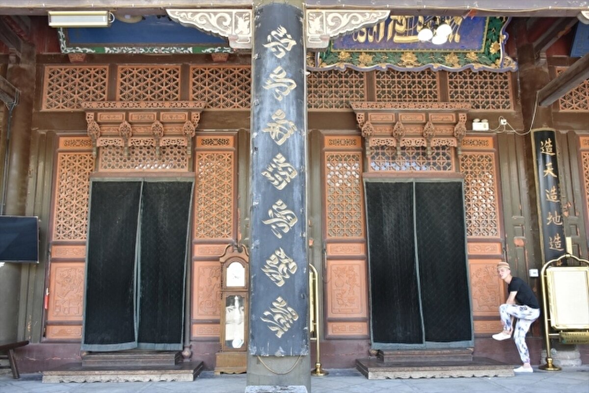 Arap yazısını estetik ölçülere bağlı kalarak belirli bir geometrik düzen ve uyum içinde güzel bir şekilde yazma sanatı olan hat, cami, saray gibi pek çok yapının duvar, kemer ve tavanlarına ahşap veya beton üzerine Kur’ân-ı Kerîm’den ayetler, hadisi şerif, bazen de veciz sözler ve şiirlerin işlenme tekniği olarak biliniyor.