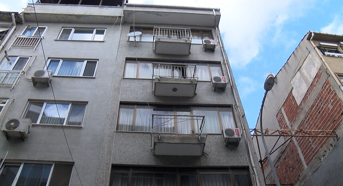 Tartışma yaratan daire ilanını koyan emlakçı Oytun Mertol, "Elimdeki en ucuz fiyatlı ev şu an. O yüzden ben de ilanda fırsat diye belirttim. Biraz da böyle gösterişli açıklama yapmayı seviyorum. O nedenle bazı sitelerden tepki de çekti" dedi.<br>