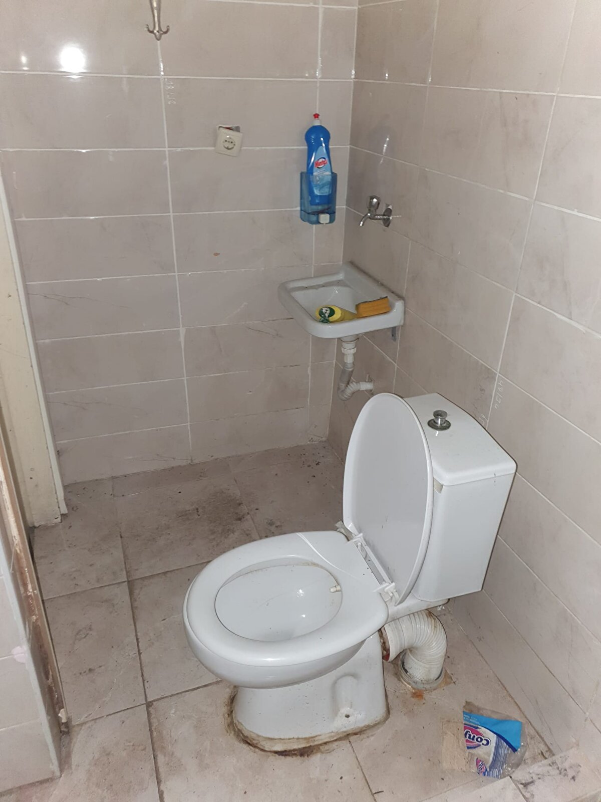 Banka kredileri nedeniyle insanların gayrimenkul yatırımı yapmaktan çekindiğini ifade eden Mertol, "Bir bakıma evler ederi fiyatları buldu ama insanların alım gücüyle karşılaştırdığımızda ne yazık ki, bu tutarlar çok yüksek geliyor. Hiç beklenmedik bir artış yaşandı son 3-4 ayda. Neredeyse önceki yılın bir buçuk katı, bir buçuk katının da daha üstüne çıktı, Kadıköy bölgesi için konuşuyorum. Ancak duyduğum kadarıyla 2-3 katına çıkan ilçeler de olmuş" diye konuştu.<br>