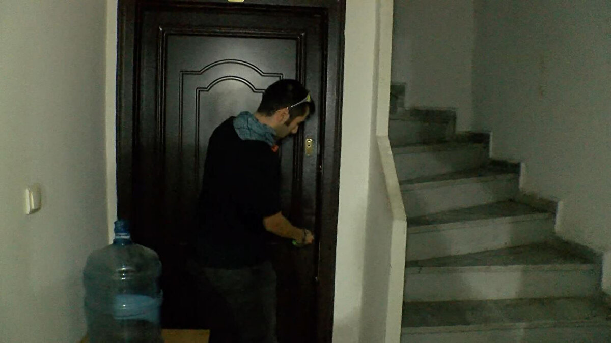 Müşterilerin evi gördüğünde hayal kırıklığına uğradığını kaydeden Mertol, şunları söyledi:<br><br>"Açıkçası bazı emlakçılar, temsili fotoğraflar yüklüyorlar. Benzer yerleri ya da Boğa Heykeli'nin fotoğrafıyla ilan giriyorlar. Müşteri eve bakmaya geldiğinde düş kırıklığına uğruyor. Bütün gerçekliğiyle fotoğrafları çekiyorum. İnsanlar fotoğrafları beğenmiyorsa gelmesin. Hiç fotoğraftaki gibi değildi yaklaşımını görmeyeyim istiyorum insanlardan."