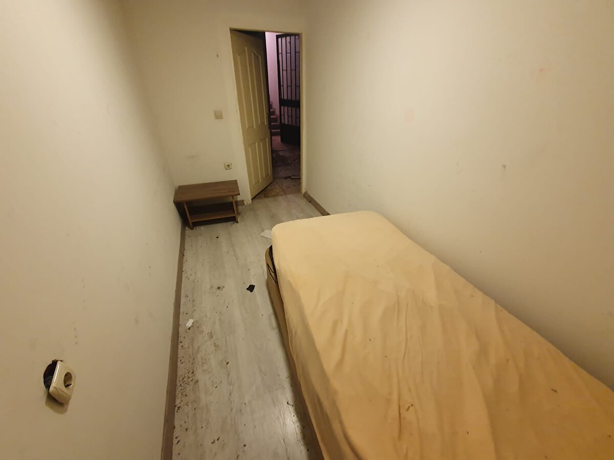 Dairenin içeriğinden bahseden Oytun Mertol, "Banyosu bakımsız durumda. Orası 3 yıl önce bir otelin çalışanlarının kaldığı yerdi. Evin olduğu bina önceden oteldi, şu an değil. 3 yıldır kapalı kaldığı için de onlarca örümcek orayı mesken edinmiş şu anda. Her yerde örümcek ağları görebiliriz. İki odanın ortak kullandığı banyo var. Ortada dolaplı bir alan var. İçinden bir de ağaç da geçiyor. Çok hoş bir manzara yaratacak. Mutfak yok. İlanda da belirttim mutfaksız, penceresiz stüdyo daire fırsatı diye. Hiçbir yanlış yok bizde" şeklinde konuştu.<br>