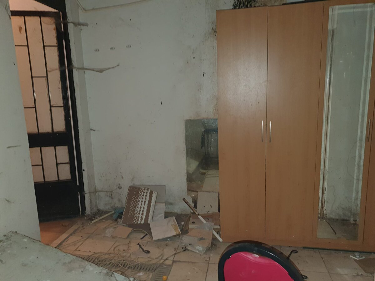 Daireyi görmek isteyenden çok daire ile ilgili olumsuz görüş paylaşmak isteyenler olduğunu söyleyen Mertol, "Ben saygı çerçevesinde olduğu sürece tüm mesajlara cevap yazmaya çalıştım. Kimi zaman söven arkadaşlarımız da oldu ne yazık ki. Ama evi görmek isteyen de var. Bir kişi 'evin dekorasyonunu ben yaparım' dedi. Öyle bir teklif aldık. Mülk sahibi 2 ay kira almamayı kabul etti. Kendisi için yenileyecek, tasarım yapacak, bir de mutfak yapabileceğini söyledi. Anlaşma aşamasındayız, ilgi de var oraya" diye konuştu.<br>