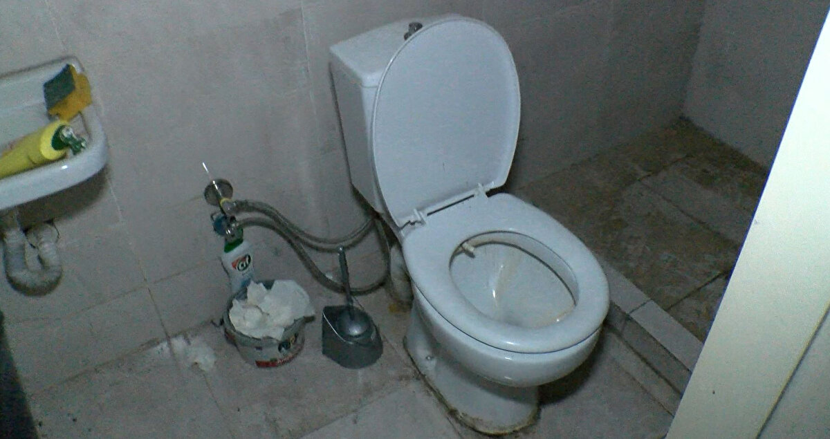 Öte yandan, dairenin ortak kullanım alanından bir de Akasya ağacı geçiyor. İlanı internete yükleyen emlakçı Oytun Mertol, daireye ilginin olduğunu fakat çoğu kişinin de kendisine olumsuz mesajlar gönderdiğini söyledi.<br>