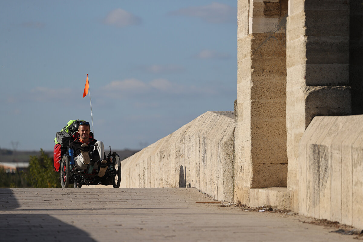 Fransız mühendis daha önce Ege kıyılarını gezdiğini ve Türkiye'de 3 ay kalmayı planladığını da ifade etti.<br><br>