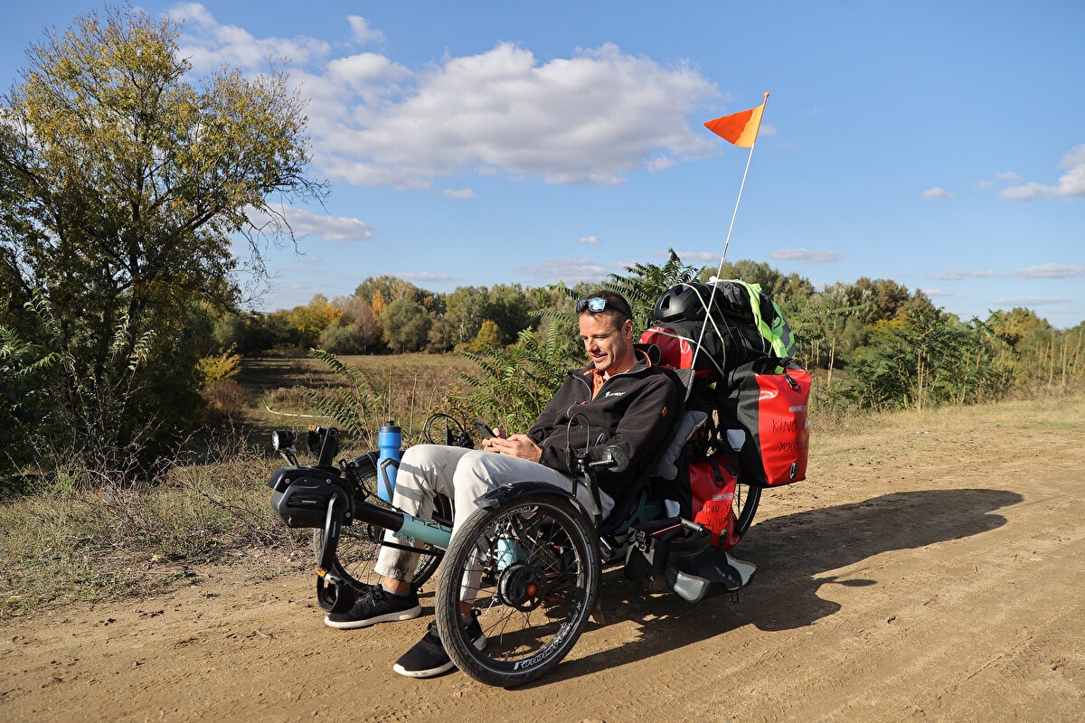 Kino Yves (36) bisikletle seyahat etme tutkusu nedeniyle 3 ay önce işinden istifa ederek Avrupa'yı dolaşmaya başladı.<br><br>