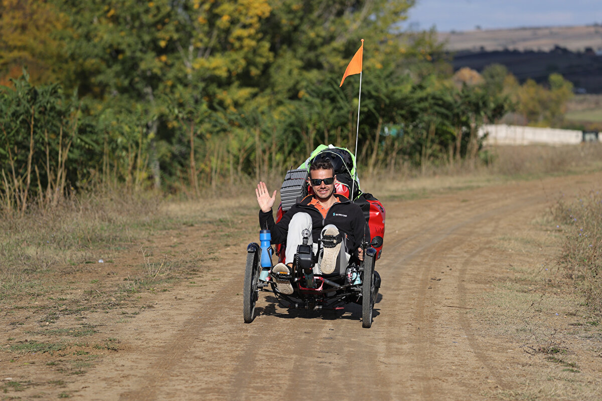 Yves rotası kapsamında Kapıkule Sınır Kapısı'nı geçerek Türkiye'ye gelen Yves pedal çevirmeyi sürdürüyor.<br><br>
