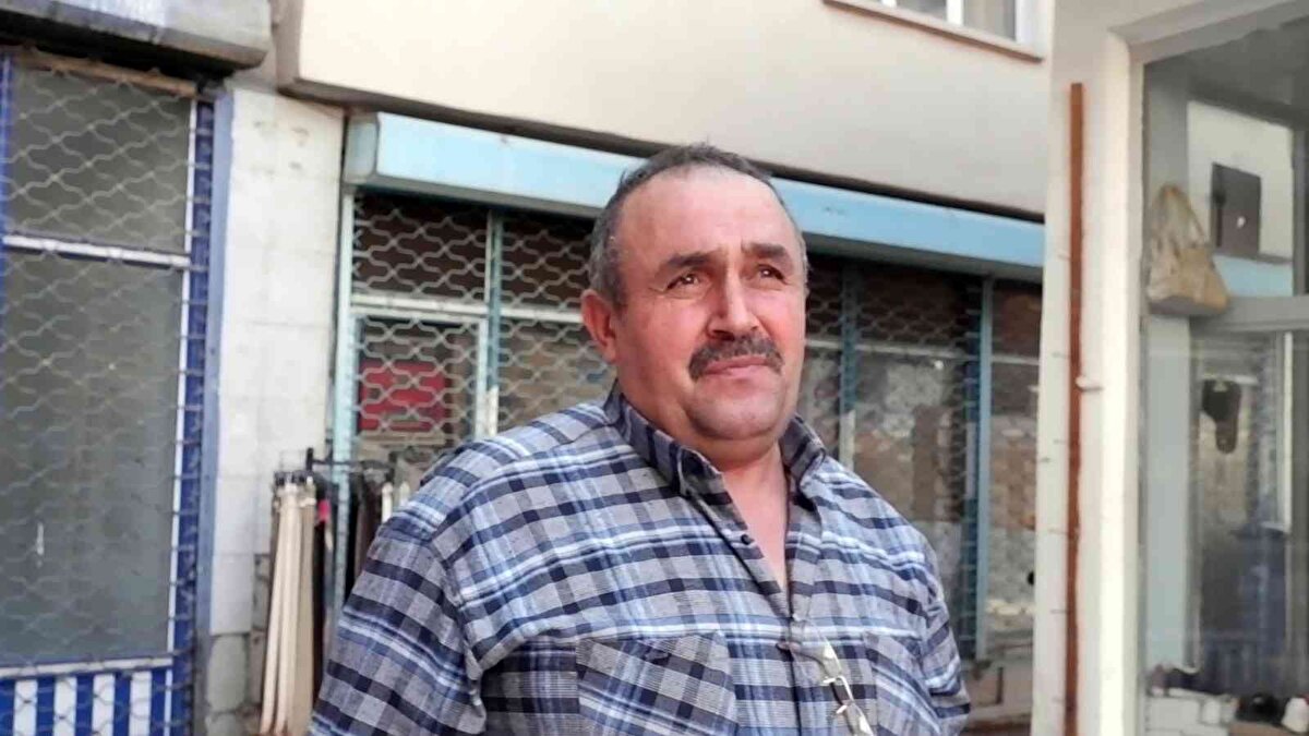 İtfaiyenin yaptığı girişimlerin de sonuç vermediğini söyleyen Yavuz, "İndirmek için itfaiye ekipleri 3-4 sefer geldiler bir sonuç alamadılar. Bizler arada bir indirmek için uğraşıyoruz ama başarılı olamadık. Bizde çevredeki esnaflar olarak onun yaşamını sürdürebilmesi için çareyi çatıya yiyecek ve içeceğini koymakta bulduk. Şöylede diyebiliriz, artık insanlara küsmüş, insan içerisine girmeyip, insanlardan uzakta hayatını çatıda sürdürmeye karar vermiş” diye konuştu.<br><br>