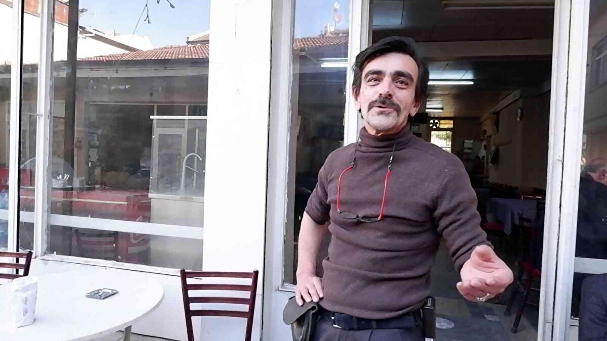 Diğer yandan aynı cadde üzerinde ayakkabıcılık yapan Ahmet Köylü ise kediye sürekli olarak yemek ve su verdiklerini belirterek, “Benim bildiğim, bu kedi en az 4 yıldır bu çatıdan inmiyor. İtfaiye ekiplerinin gelip indirme çabaları bile boşa çıktı. Biz de çarşı esnafı olarak yiyeceklerini ve suyunu ayağına kadar çatıya çıkarıyoruz. Normal yiyecekler dışında ciğer, tavuk eti, balık veriyoruz. Biz uzaklaşınca bıraktığımız yiyecekleri yemeye geliyor. Yiyecek vermediğimiz zaman sanki yalvarır gibi aşağıya sesleniyor. Ne yaptıysak indiremiyoruz. Bu kedinin hikayesi çok büyük çok” dedi.<br><br>