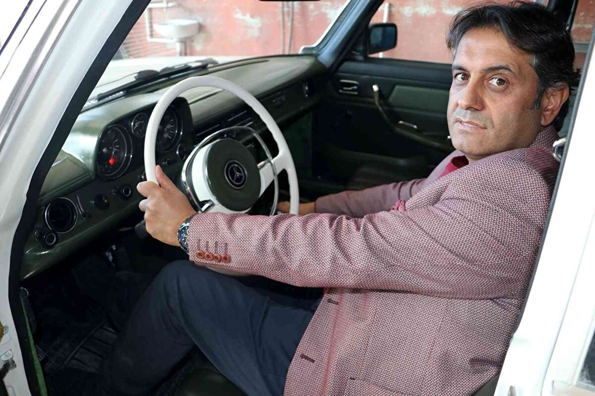 Araba Ustası Yılmaz Coşkun, “Başkan çocukluktan arkadaşım, eski arabalara ilgi ve alakalı olduğunu bildiğim için bu süreçte Hatay’dan arabayı buldum getirdik. Arabanın restorasyon işi vardı. 5-6 ay civarı işlemler sürdü başkanımızı da mutlu ettik” dedi.<br>