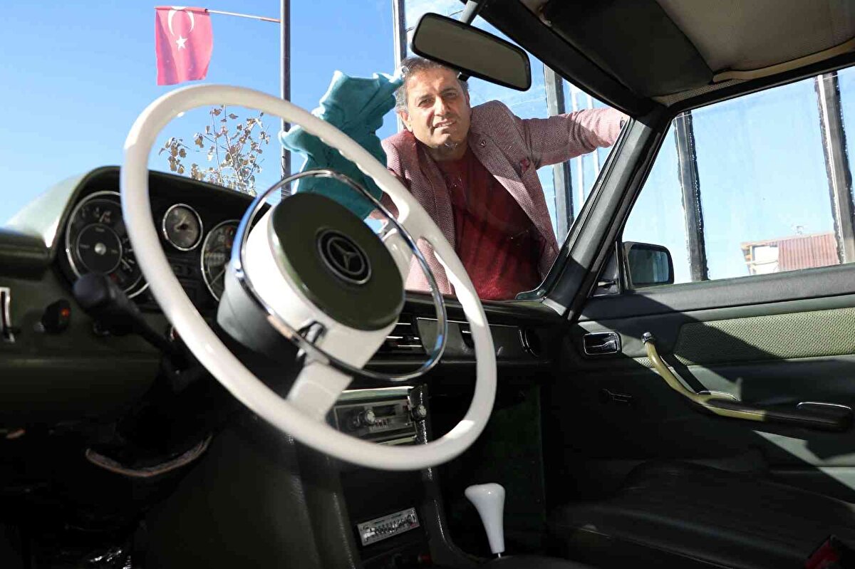 Başkan Olgun, son model otomobilini klasik otomobile tercih etmediğini belirterek, “Güncelde bir arabam var ama inanın ondan bu kadar hoşlanmıyorum. Bunu genelde hafta sonu ya da mesaimden sonra alıp çocuklarımla beraber çıkıp gezdiğim arkadaşlarımla bindiğim bir araba. Bu arada da gezerken ilgisi olan arkadaşlar soruyorlar nerden getirdiniz nasıl yaptınız diye buda beni mutlu ediyor. Ben eski şeylerde gerçekten bir emek olduğunu düşünüyorum. Görenlerin gerçekten ilgisini çekiyor yıkamaya bıraktığım zaman müşteriler çıkıyor ya da beni arayıp bir gezebilir miyiz diye soruyorlar."<br>