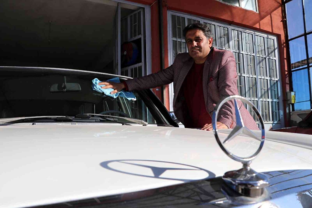 "Bir gün aradı ‘Hatay’da bir araba buldum istediğin gibi otomatik tam bir klasik otomobil ama baya bir restorasyon gerekiyor’ dedi. Ben de ‘tamam ustam sen nasıl dersen’ dedim ve büyük abim bir de arkadaşımla beraber yola çıktılar arabayı getirdiler. Yaklaşık 6 aydır çok büyük özveriyle çalıştı. Hatta hafta sonları arabaya olan ilgimden dolayı ben bile yardım ettim. Elimden geldiği kadar beraber çalıştık. Sağ olsun arabayı son haline getirdi. Arabamız 1975 model 220d, at kafa diye tabir edilen Mercedes klasiği. Bu vakitten sonrada böyle muhafaza edip temiz bir şekilde bineceğim” dedi.<br>