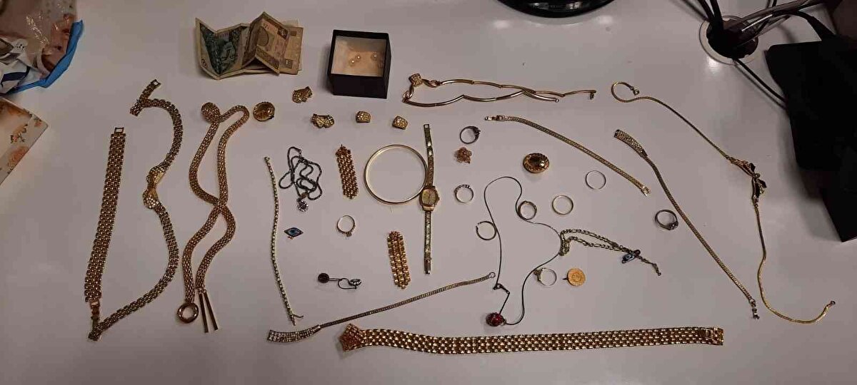 Kendisine ait olmayan bir eşyayı almayı doğru bulmadığını da ifade eden Uğurlu, “Biz ailemizden böyle gördük. Almayı doğru bulmadım. Böyle olması gerektiğini düşünüyorum. Yani alıp gitmenin bir anlam ifade edeceğini düşünmüyorum" diye konuştu.