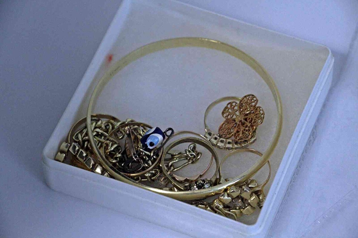 Altınları bulup teslim eden Soner Uğurlu, annesinin eşyaları çoğalınca bazaya yerleştirmek istediğini bu sırada poşeti gördüğünü belirterek, “İçinde ne var diye bakınca özel eşyalar gördüm. Daha detaylı bakınca altınlar olduğunu gördüm. Çok şaşırdım ilk başta, gerçek olmadığını sandım ama hemşire hanımları çağırdım. Polis ekiplerini aradılar" dedi.<br>