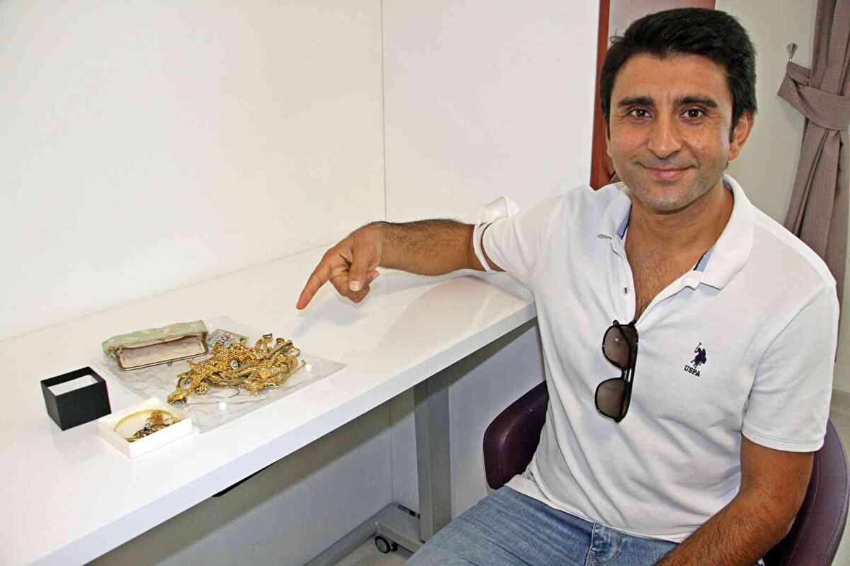 1 hafta kadar hastanede kalan yaşlı kadının refakatçi oğlu Soner Uğurlu (37) ise annesinin eşyalarını refakatçi koltuğunun bazasına koyacağı sırada bir poşet buldu. Poşeti açan Soner Uğurlu, içerisinde altın ve özel eşyaların olduğunu görünce neye uğradığını şaşırdı.