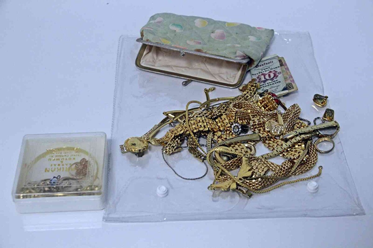 Uğurlu tarafından nöbetçi hemşireye ve güvenlik görevlisine teslim edilen poşet içerisinden T.O. isimli şahsa ait sürücü belgesi, KKTC sürücü belgesi ve aynı şahsa ait banka kartları ile KKTC kimlik kartı, M.D. isimli şahsa ait sürücü belgesi, KKTC kimlik kartı ve kredi kartlarının yanı sıra 10 Alman Markı, 1 Suudi Arabistan Riyali, 2 adet küpe, 1 adet beyaz yüzük, 1 adet kolye, 2 adet taşlı küpe, 1 adet taşlı zincir kolye, 1 adet saat, 2 adet sarı renkli yüzük, 5 adet sarı renkli taşlı yüzük, 4 adet taşlı küpe, 2 adet kordon şeklinde küpe, 1 adet metal kolye ucu, 1 adet kurdele desenli kolye, 1 adet kırılmış kolye, 1 adet 11 parçalı kolye, 2 adet zincir, 1 adet künye, 1 adet bileklik, 1 adet taşlı kolye, 1 adet renkli bileklik, 2 adet nazar boncuklu künye, 1 adet çeyrek altın, 1 adet bilezik bulundu.<br>