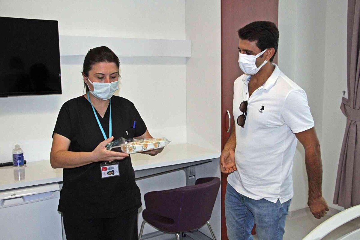 Olayın halen şokunda olduğunu belirten Hemşire Server Alacaoğlu ise, “1,5 yıl içinde kaybolmamasına ve Soner beyin bu şekilde getirmesine çok şaşırdım ama böyle insanlarımızın olduğunu görünce mutlu oldum" diye konuştu.