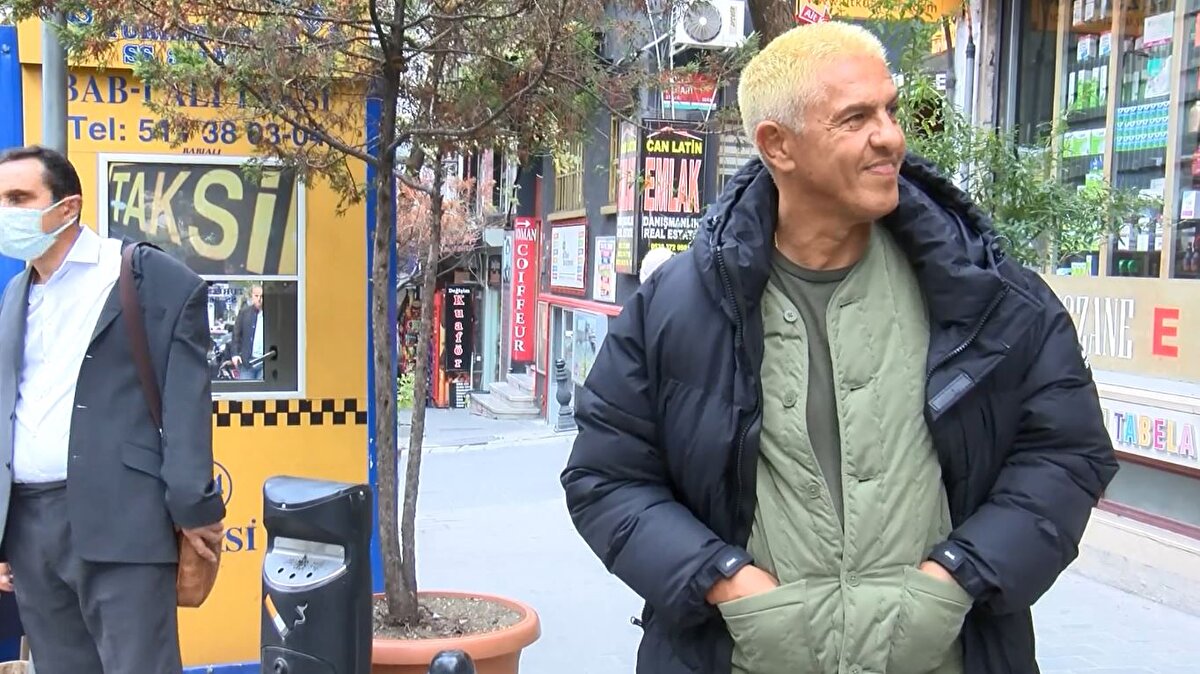 Naceri, İstanbul'un tarihi caddelerinde yürürken ve taksi beklerken hayranlarıyla bol bol fotoğraf çektirdi. Fransız aktör bindiği taksinin direksiyonuna da geçti, İstanbul sokaklarında taksi kullandı.<br>
