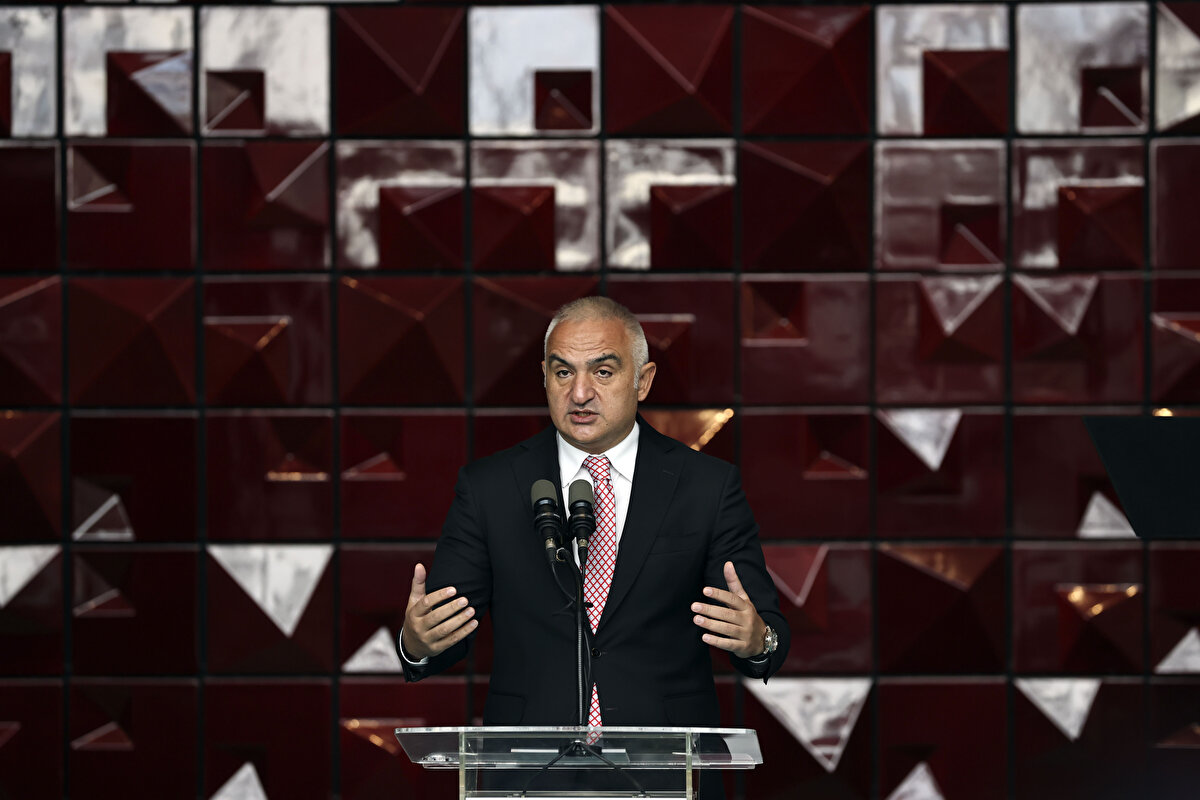 Kültür ve Turizm Bakanı Mehmet Nuri Ersoy, Cumhuriyetin 98. kuruluş yıl dönümü kapsamında kapılarını sanatseverlere açmaya hazırlanan Atatürk Kültür Merkezi'ni (AKM) tanıttı.<br>