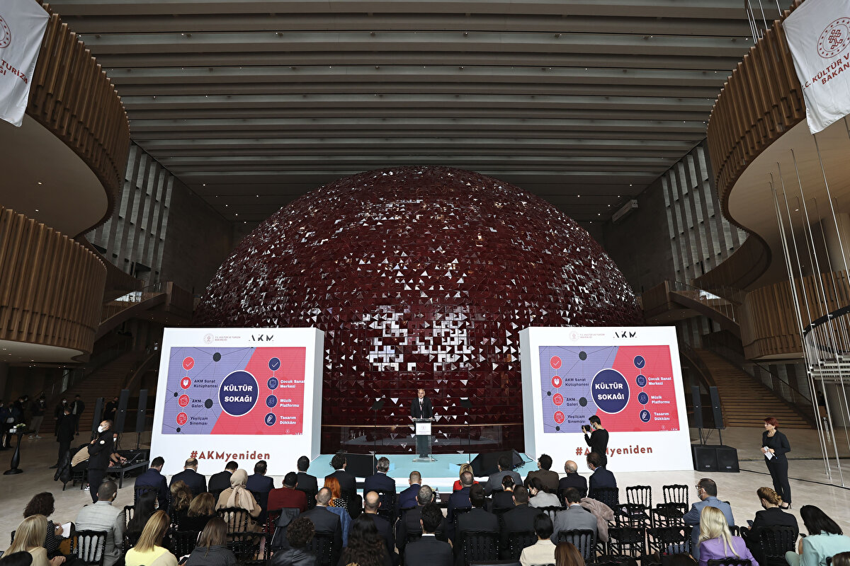 AKM'nin salgın şartlarına karşın yaklaşık 2,5 yılda tamamlandığını dile getiren Ersoy, "Dünyadaki benzer örneklerin ortalama inşa süreciyle kıyasladığımızda neredeyse üçte biri kadar bir zamanda tamamlandı. Bu çok ciddi bir başarıdır" dedi.<br><br>