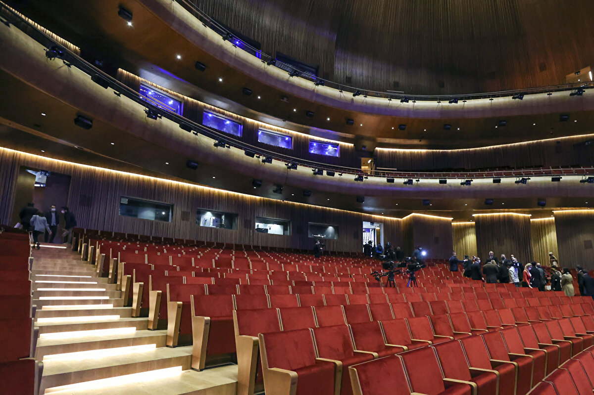 Bakan Ersoy, dünyadaki emsalleriyle karşılaştırıldığında, AKM'de en son teknolojinin kullanıldığına dikkati çekerek, "Toplam maliyeti yaklaşık 2 milyar lira olan yeni Atatürk Kültür Merkezi için 'kapsamlı' ifadesi oldukça yetersiz kalıyor diye düşünüyorum" değerlendirmesinde bulundu.<br><br>