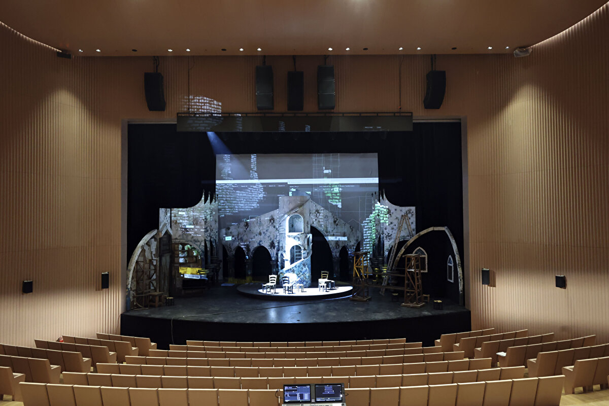 Dünyadaki örnekleri inceleyerek ve kültür dünyasının önde gelen isimleriyle fikir alışverişi yaparak yeni bir işletme modeli kurguladıklarını aktaran Ersoy, "Profesyonellerden oluşan ekibiyle AKM sanatı besleyen, çoğaltan ve her kesimden ziyaretçisini zengin içeriklerle buluşturabilen bir yapı olarak yoluna devam edecek. Kültür sanat konusunda uzmanlaşmış, liyakatini ispat etmiş, hem Türkiye'de hem dünyada markalaşmış isimlerden bir sanat kurulu oluşturuyoruz. Bu sanat kurulu her yıl atanacak" diye konuştu.<br><br>