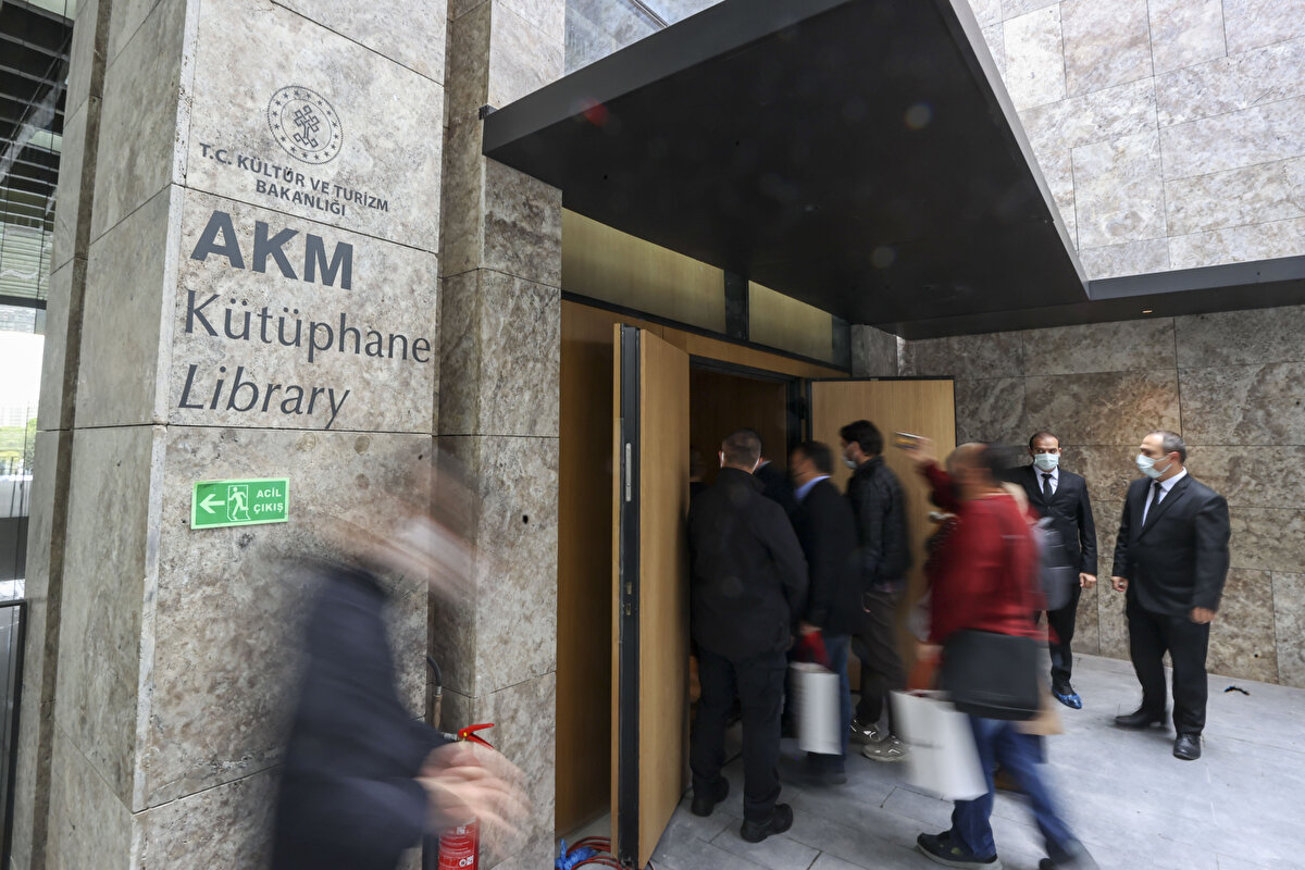 Bakan Ersoy, İstanbul'un modern yüzünü, kültür ve tarihiyle harmanlayarak ziyaretçilerine benzersiz bir deneyim yaşatmak üzere hazırlanan Beyoğlu Kültür Yolu’nun en gözde duraklarından birinin AKM olduğunu sözlerine ekledi.<br><br>AKM ile ilgili bilgilere "akmistanbul.gov.tr" adresinden de ulaşılabiliyor.