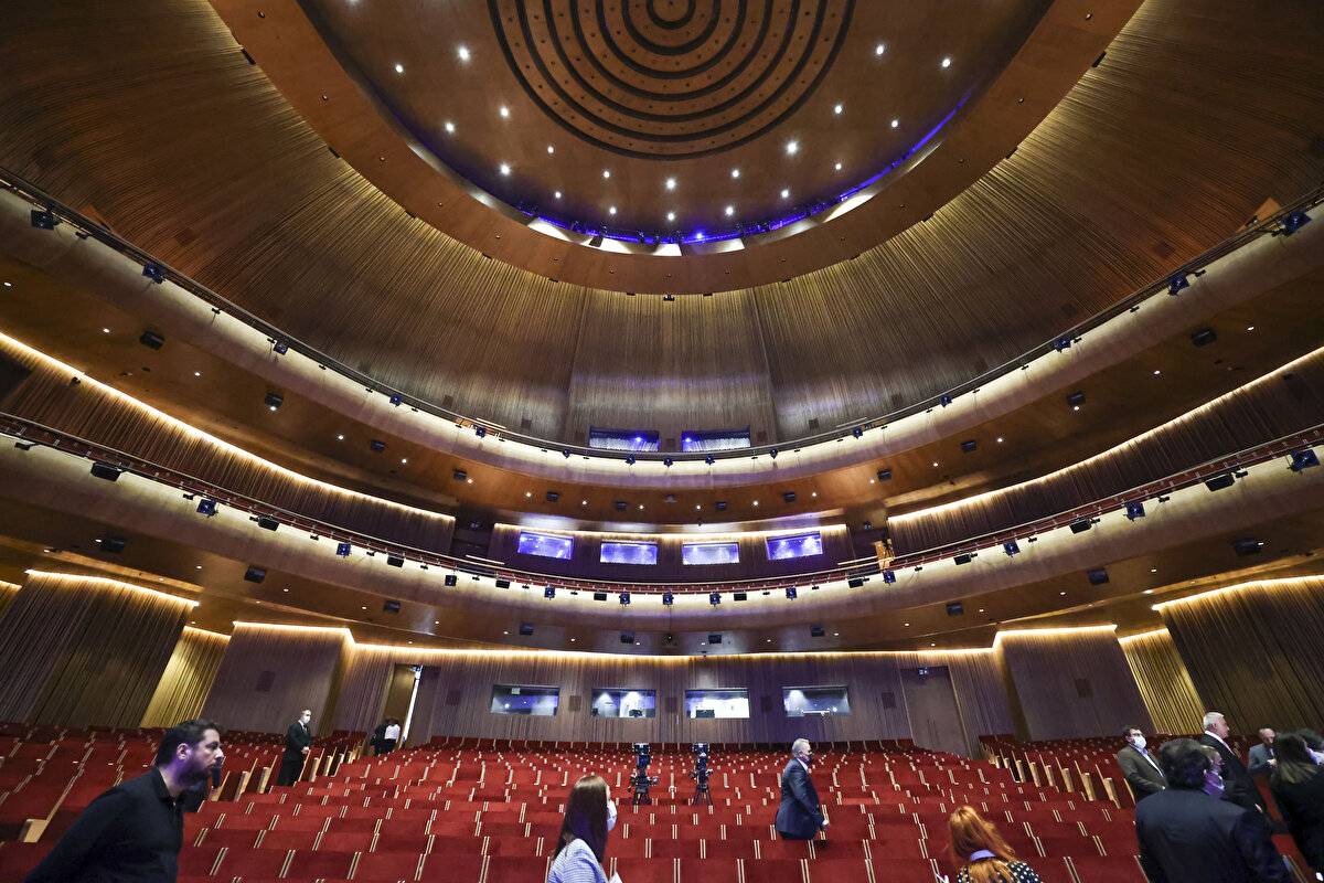 Genç yetenekler için hazırlanan "Müzik Platformu"nu da anlatan Ersoy, giriş katında "Bizdeki Dünya, Dünyadaki Biz", birinci katında "Türk Çalgıları" sergilerinin AKM'nin açılışında sanatseverlerle buluşacağını belirtti.<br><br>Kültür Sokağı'ndaki 480 metrekarelik "Çok Amaçlı Salon"a da değinen Ersoy, salonda sergi, konser, tiyatro, konferans ve toplantı gibi etkinlikler düzenleneceğini kaydetti.