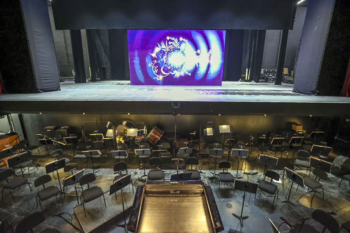 İstanbul’daki sergi salonu ihtiyacını karşılamada önemli bir rol üstlenecek AKM Galeri ile vizyonda yer bulmakta zorlanan festival filmlerinin gösterileceği 100 kişilik Yeşilçam Sineması'nın Kültür Sokağı'nda yer aldığını kaydeden Ersoy, çocukların küçük yaşlarda kültür sanatla tanışmasının önemine değinerek, "4-6 yaş arası çocuklarımızı sanatla tanıştırmayı hedeflediğimiz, çeşitli atölye çalışmalarının yapılacağı Çocuk Sanat Merkezi de sokağımızın en önemsediğimiz yerlerden biri" ifadelerini kullandı.<br><br>