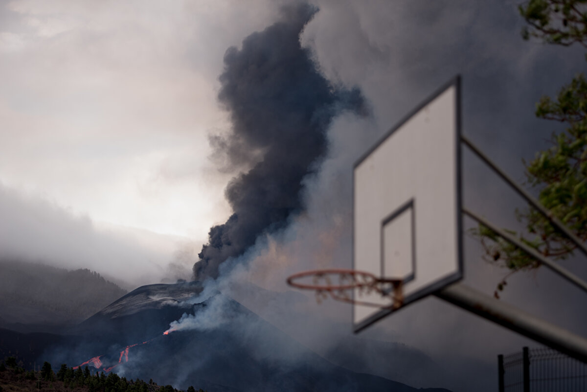 Turistlerin bir amacı da felaket nedeniyle kötüye giden bölge ekonomisine katkı sağlamak. Bölgeye gelen turistlerden birisi bu duruma işret ederek, "Buraya gelip volkanı ziyaret ediyoruz, ki bu eşsiz bir şey. Ama biz otel, restoran ve araç kiralama gibi şeylere para harcayarak katkıda bulunuyoruz" diye konuştu.<br><br>