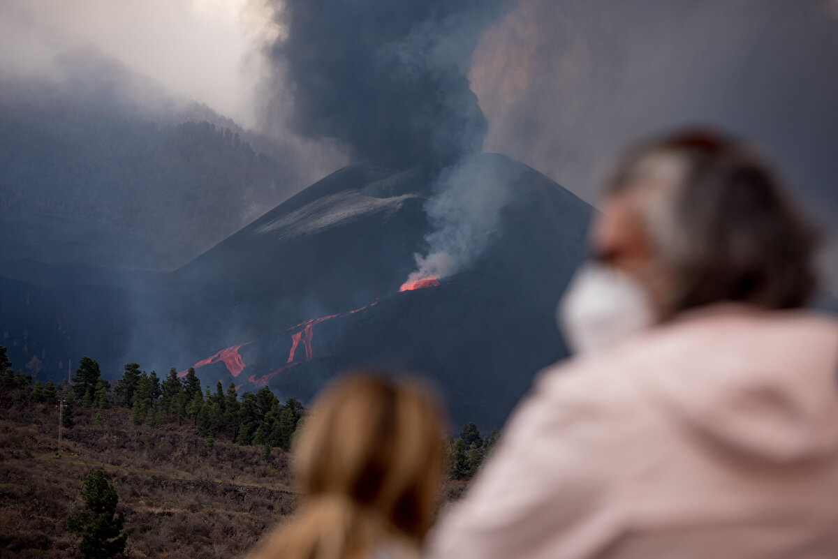 İspanya'nın La Palma Adası'nda 40 gündür süren lav akışını izlemeek isteyenler adaya akın etti.