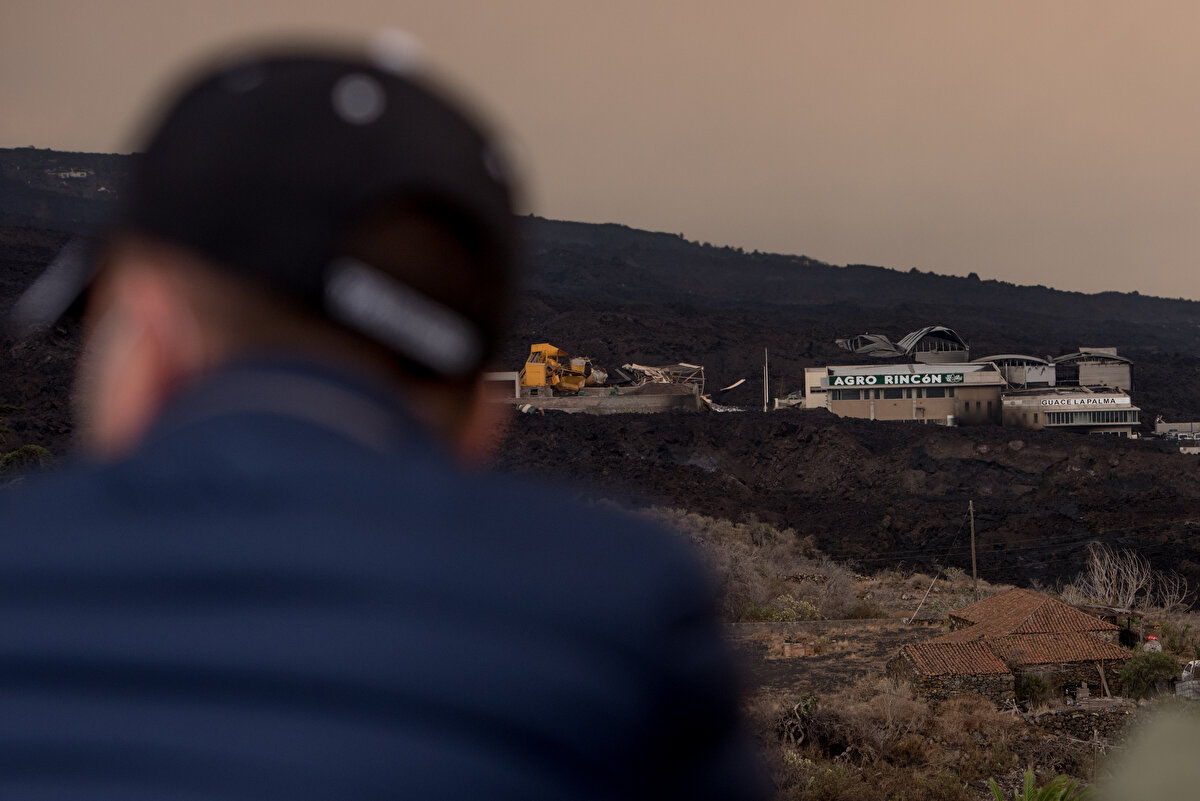 Yanardağ gözlem noktalarında ve lavların denize aktığı liman yakınında kalabalıklar oluştu.<br><br>