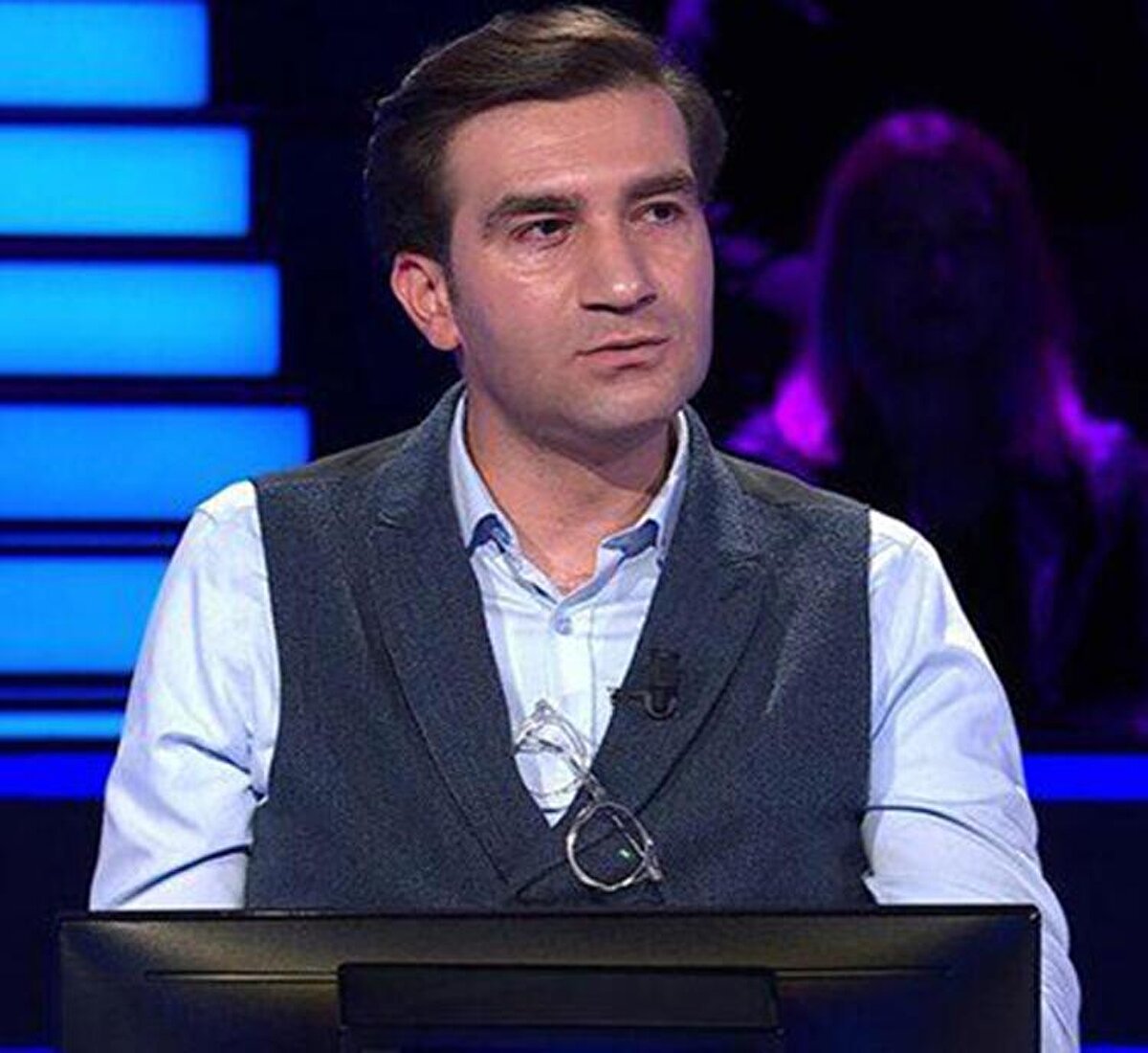 Yarışmacıya şık olarak şu seçenekler sunuldu;<br><br>a- Yumurta ve domatesle<br><br>b- Yumurta, kaşar peyniri ve domatesle<br><br>c- Yumurta, yeşilbiber ve domatesle<br><br>d- Yumurta, soğan, yeşilbiber ve domatesle<br><br>