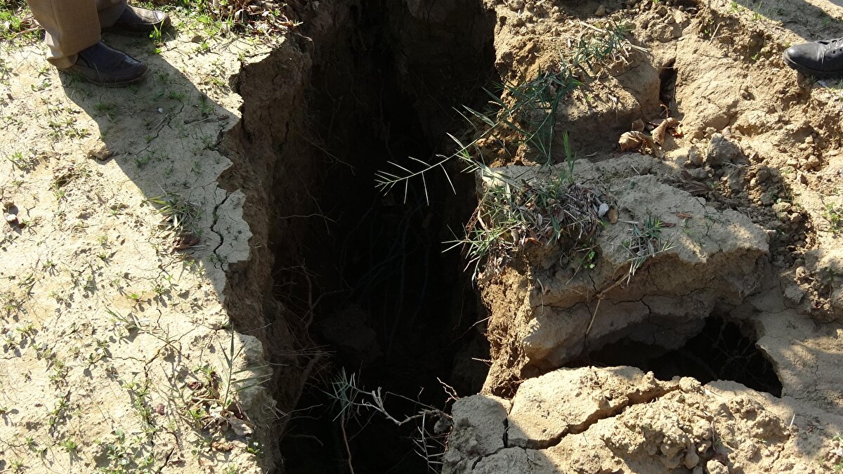 Bir araştırma komisyonunun kurulmasını istediklerini belirten Çetinkaya, "Bölgemizde, yılda sadece 3 ay tarımsal sulama yapılıyor. 9 ay sulama olmuyor. Eğer önlem alınmazsa arazilerde daha büyük çatlaklar ile karşılaşacağız. Çatlakların ilçe merkezine inmesinden korkuyoruz. Çatlaklar, ilçe merkezine kadar ulaştığında binaların ağırlığını kaldıramayacağı için can ve mal kaybına neden olur" diye konuştu.<br><br>