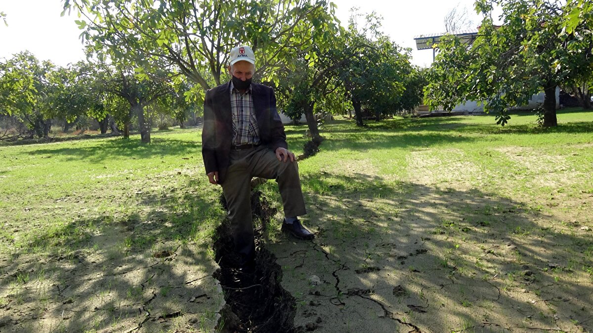 Çatlakların oluştuğu bölgede inceleme yapan Germencik Doğa ve Çevre Derneği Başkanı Halil Çetinkaya, her gün ihbar aldıklarını belirterek tehlikenin giderek büyüdüğünü söyledi. Çatlakların obruklara dönüşmesinden korktuklarını ifade eden Çetinkaya, bazı yerlerde 2 metreyi bulan derinliklerin tedirgin edici olduğunu aktardı.<br><br>