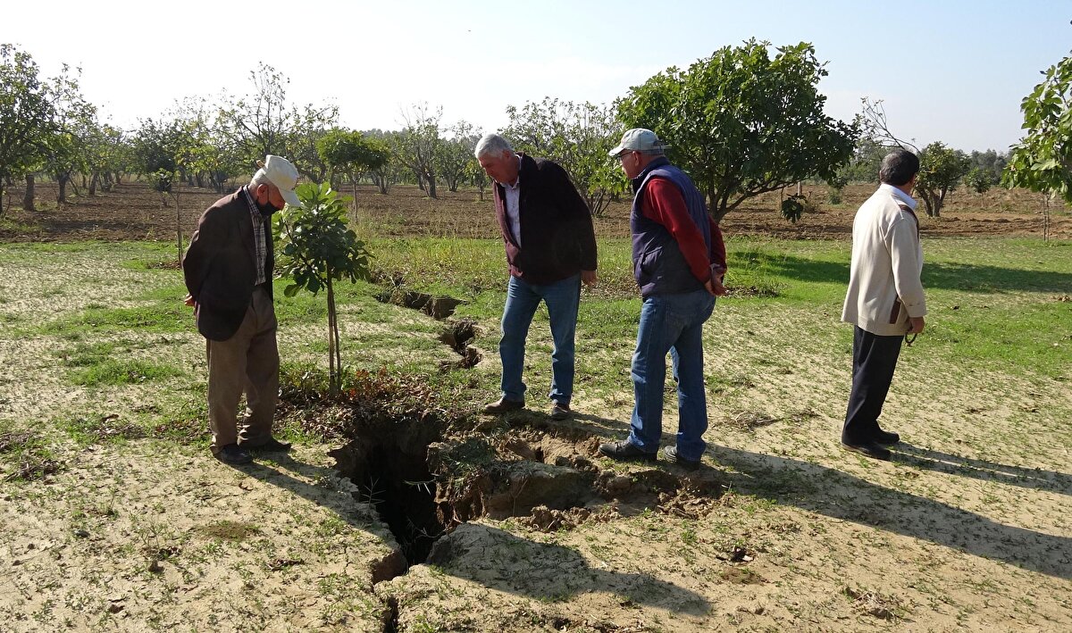 Germencik ilçesi Hıdırbeyli, Mursallı ve Ömerbeyli mahallerindeki bazı arazilerde 20 Ekim'de, hafta sonu etkili olan sağanak sonrası 2 metreyi bulan derinlikte ve 1 kilometre uzunluğunda çatlaklar oluştu. Dün de Alangüllü Mahallesi'nde 2 kişinin arazisinde çatlaklar meydana geldi.<br><br>
