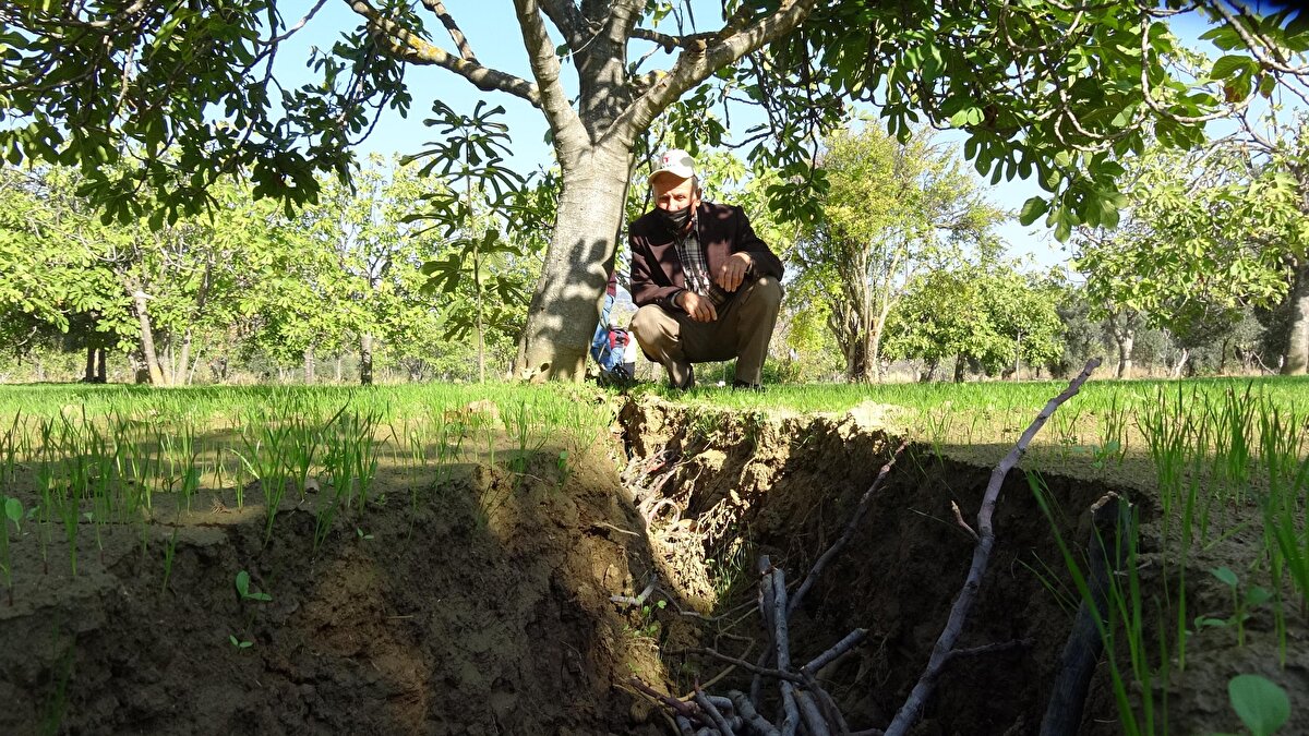Ancak ne yazık ki, konuyla ilgili hiçbir çalışma yapılmıyor. 10 gündür ilçede oluşan çatlaklarla uğraşıyoruz. Sonuçları, bundan sonra da kaçınılmaz olacak. Çünkü Germencik'te 16 jeotermal enerji santrali ve 150'ye yakın sondaj kuyusu, yer altı sularını boşaltıyor. Daha büyük obrukların oluşacağını tahmin ediyorduk" dedi.<br><br>