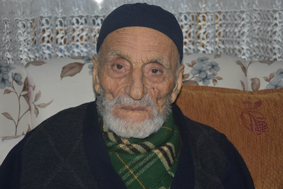 Oğlu Muammer Şimşek ise, "Babam, Numune Hastanesi'nden emekli. Evimize geldi ve biz de ona bakıyoruz. Kendine çok iyi bakardı. Sarı üzüm, kara üzüm, fındık, fıstık bunları hiç cebinden eksik etmezdi. Biraz da babam hiçbir şeyi kendine dert etmezdi. Büyüklerimiz onun gerçek yaşının 103 olduğunu söylüyor. Nüfus kaydında 99. Koronavirüs teşhisiyle hastaneye yatırdılar. 6 gün sonra hastaneden taburcu oldu. Şu anda durumu iyi ve koronavirüsü yenmiş oldu. Hem kendine bakmasından hem de aşılarını olduğundan dolayı hastalığı kolay atlattı. Aşının faydası da burada çok büyük" dedi.