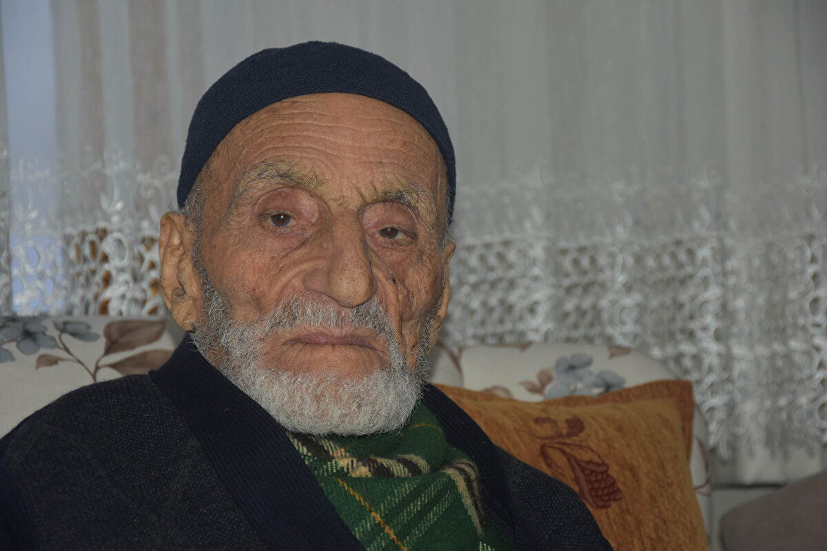 1922 yılında dünyaya gelen 6 çocuk babası emekli Kemal Şimşek, 1999'da böbrek yetmezliği nedeniyle eşi Saadet Şimşek'i kaybetti. Şimşek, bu tarihten sonra oğlu Muammer'in yanında kalmaya başladı. Evde rahatsızlanan Şimşek'e 15 Ekim'de koronavirüs teşhisi konuldu. Koronavirüs aşılarını zamanında yaptıran Şimşek hastalığı kolay atlattı.