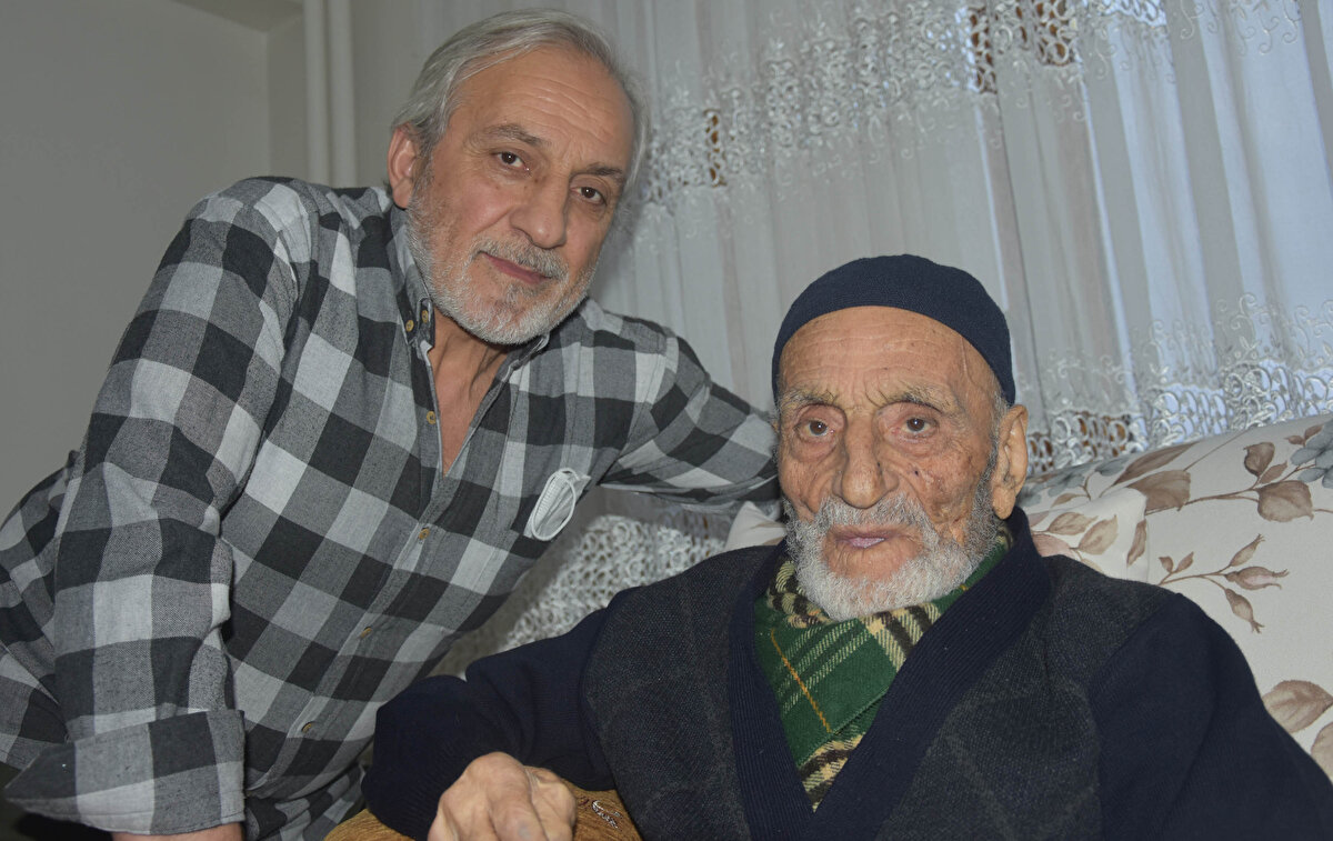 Babasının hem yürümeyi hem de halay çekmeyi çok sevdiğini anlatan Muammer Şimşek, "Babamın sağlığındaki en büyük avantajı yürüyüş oldu. Her yere yürüyerek giderdi ve otobüse hiç binmezdi. Şu an bakımı bizde. Tansiyon haricinde hiçbir hastalığı yok. Babam hastaneyi bile bilmezdi. Koronavirüse yakalandıktan sonra hastaneye yattı. Onu da çok şükür 5-6 günde atlattı. Bunda aşının etkisinin büyük olduğunu düşünüyoruz. Bazıları aşıdan kaçıyor ama boşuna. Koronavirüse yakalandı, aşı vurulmasından dolayı atlattı" diye konuştu. <br>