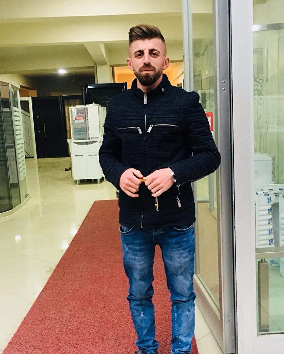 "Doktorlar hastalığı bulamadılar" diyen Ahmet Aktepe şunları söyledi: "En son Fabry diye bir hastalık varmış genetik hastalık. 7 yaşında bu hastalık başlıyormuş. İlk, ayak ağrısından başlıyormuş sonra böbrek yetmezliğine gidiyormuş. Nereye götürdüysek bir teşhis koyamadılar. En son Fabry olabilir dediler. Salı günü test yaptırmaya İzmir'e gideceğiz. Ben de kiracıyım. Götürecek aracım da yok. Zorluk yaşıyorum. Bir çaresi olsa yeter bize. Bakımı zor oluyor. Bakımını kendi çabalarımla yapıyorum. Engelli raporu için başvurduk daha sonuç çıkmadı. Eş dost yardımcı oluyor, elde avuçta ne varsa tükettik. Hiçbir şey istemiyorum sadece kardeşim tedavi olsun, bir doktor çıksın desin ki 'Ben bu hastalığı tedavi ederim' diyerek üstlensin."<br><br>