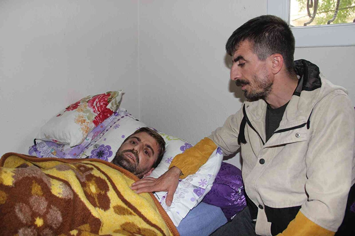 Çok sayıda doktora giden ancak bir türlü hastalığına teşhis konulamayan genç adam son bir aydır hem yatalak duruma geldi hem de konuşma yetisini kaybetti. Hastalığı öncesinde oldukça yaşam dolu olan ve çektiği TikTok videoları ile çevresine neşe dağıtan Ümit Aktepe şimdi yatağa bağlı bir vaziyette abisi Ahmet Aktepe tarafından bakımı gerçekleştiriyor.<br><br>