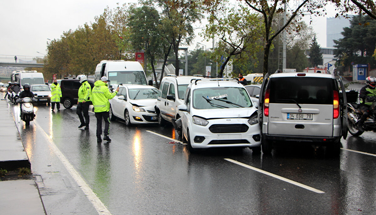 İstanbul Şişli'de zincirleme kaza meydana geldi, 7 araç birbirine girdi.<br><br>