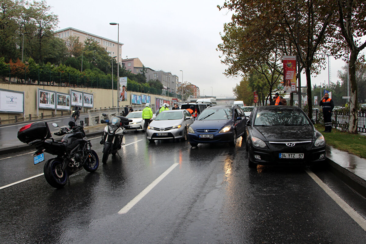 Edinilen bilgilere göre kaza Şişli Piyalepaşa Bulvarı'nda sabah 08.30 sıralarında yaşandı.<br><br>