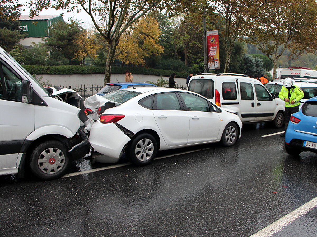 Bir sürücü aracının arızalanması sonucu, sol şeritte durmak zorunda kaldı.<br><br>
