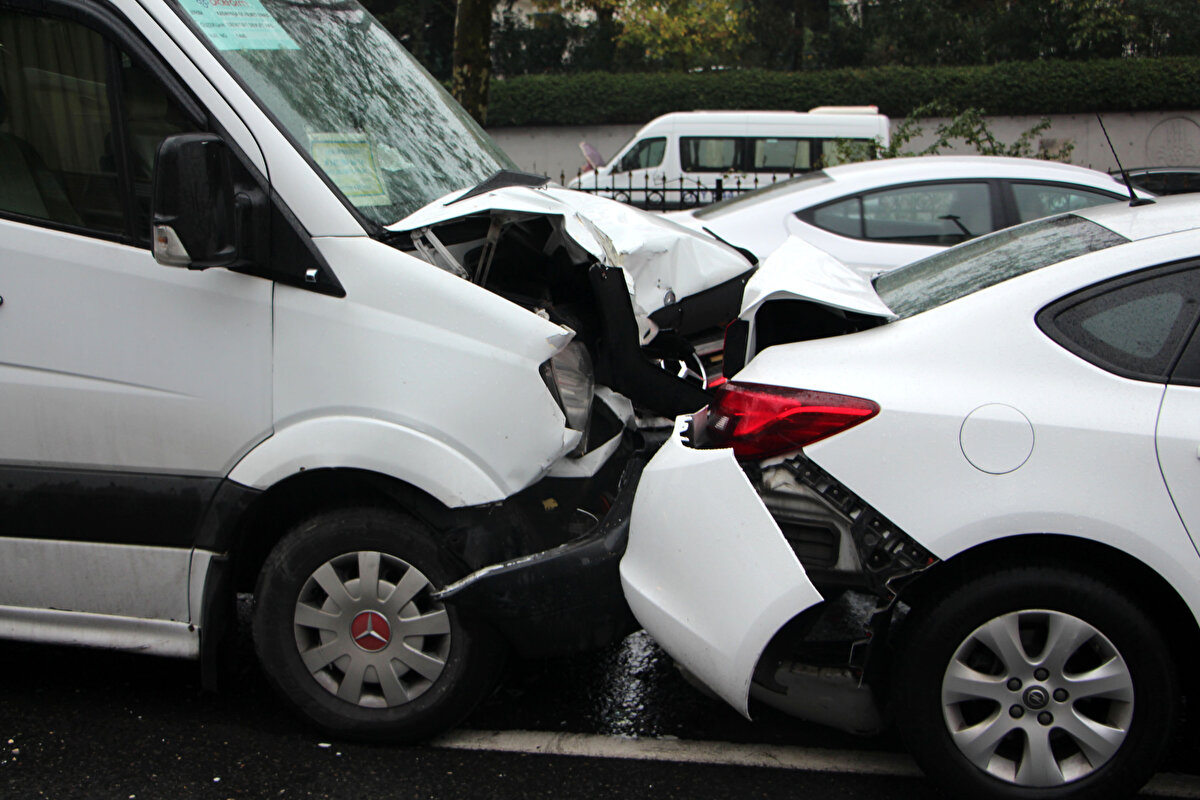 Ancak arkadan gelen otomobil sürücüsü yağmurun de etkisiyle kayganlaşan yolda duramayarak önde duran araca çarptı.Kazaya karışan sürücülerden biri, "Ben vurmamak için durdum. Vurmadım. Arkadan gelen bana vurdu. Daha sonra herkes birbirine çarptı. Ben de tam göremedim" dedi.Kaza nedeniyle caddede trafik de oluştu.<br><br>Bölgeye gelen trafik ekipleri, araçların kaldırılması için çalışma başlattı.<br><br><br><br><br><br>