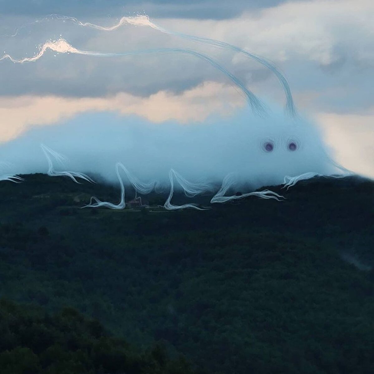 Bir seyahatinde karşılaştığı dağların fotoğrafını çeken sanatçı, rota boyunca dağların arasından onu takip eden bir bulut olduğunu hissetmiş ve stüdyosuna döndüğünde ‘bütün gün onu takip eden yaratığı’ şekillendirmeye karar vermiş.