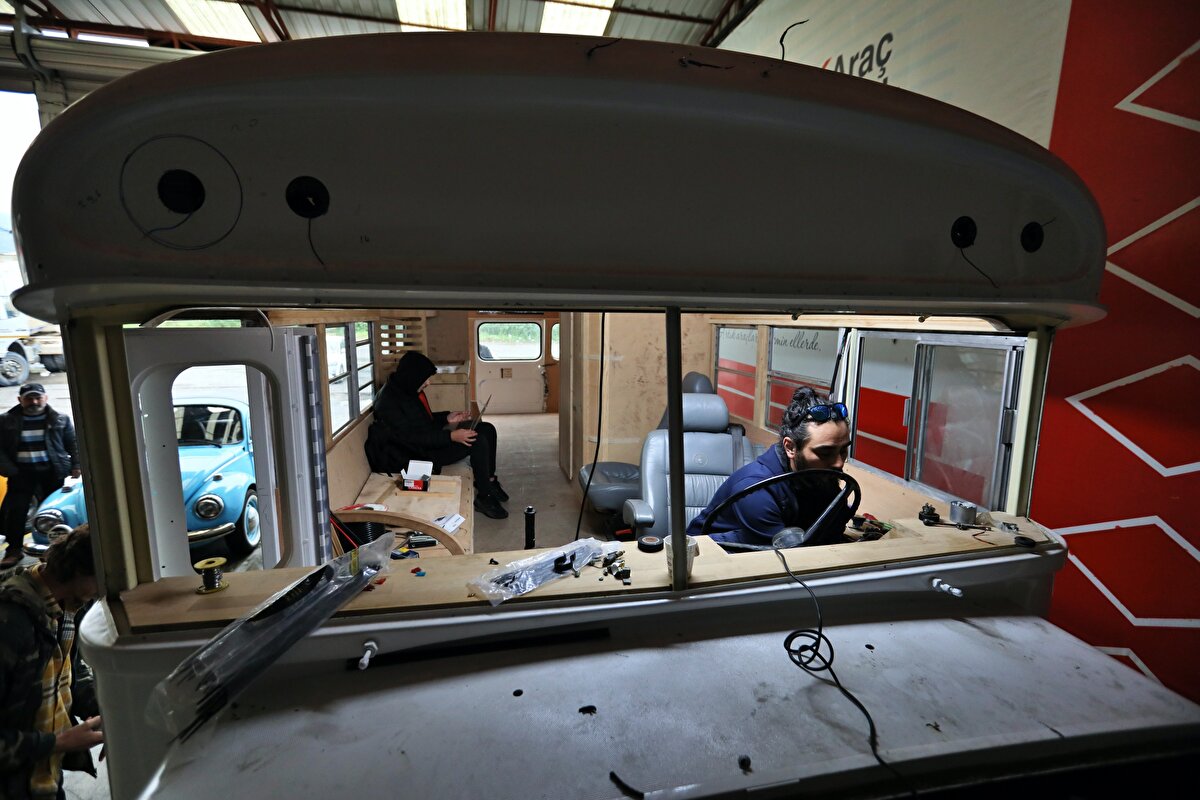 Küçücük bir alana yaşamınızı sığdırmanız gerekiyor ve bu yorabilir insanları. Karavan hayatını bilmeden başlayanların yüzde sekseni zaten satıyorlar aldıkları araçları. Öncelikle ne istediklerini bilmeleri gerekiyor. Ben bütün istediğimi hayal edip, planlayıp yavaş yavaş bu alana sığdırmaya çalışıyorum."<br>