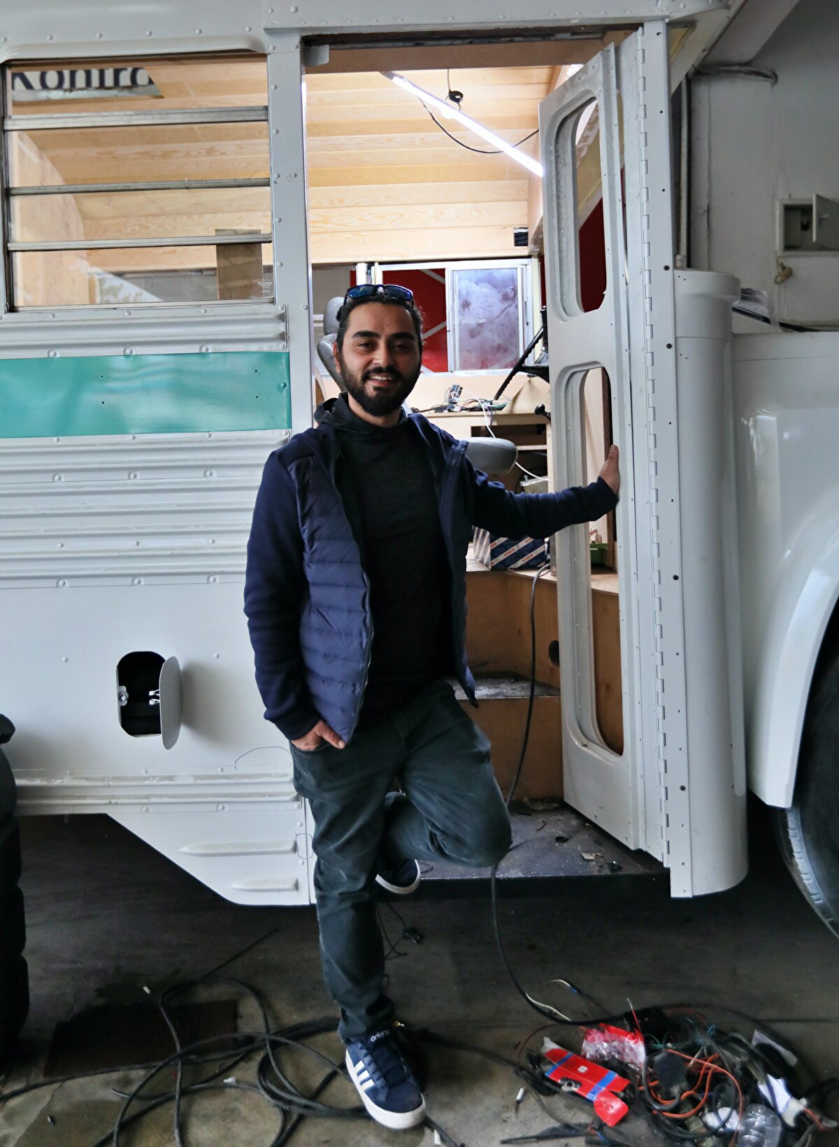 Uzun uğraşlar sonrası hayal ettiği aracı bir galeriden satın alıp memleketi Samsun'a getiren Mert, aracını karavana çevirerek hayallerini gerçekleştirmek için çalışmalara başladı.<br>