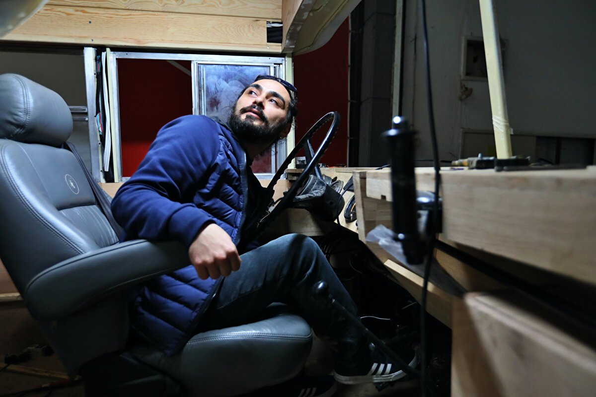 Eski ve yabancı bir araç olduğu için parça sıkıntısının olduğunu aktaran Mert, şöyle devam etti: "Türkiye'de parça tedariki sağlayan bir firma mevcut. O da tek olduğu için fiyatları biraz fahiş tutuyor. Yaklaşık 25 bin liraya motor parçalarını Samsun'a getirttim ve burada motoru açtıracak bir usta bulamadım.<br>